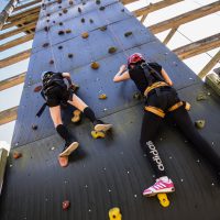 IPädagogisches Klettern an der Kletterwand im Freien